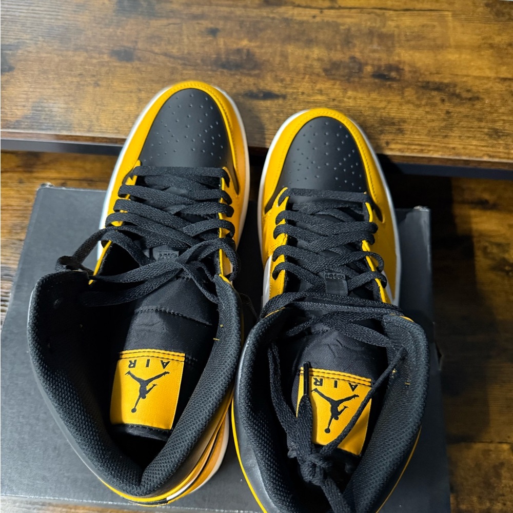 Nike Air Jordan 1 Mid Taxi Yellow Black Athletic Shoes Size 13 Men's 554724-701 - Picture 5 of 7